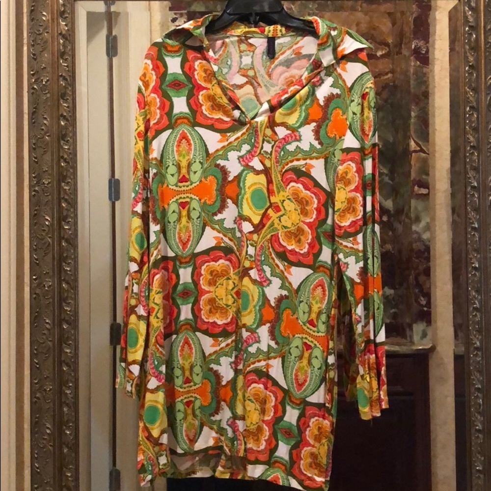 Dress or shirt! Woman’s floral top! Comfy material